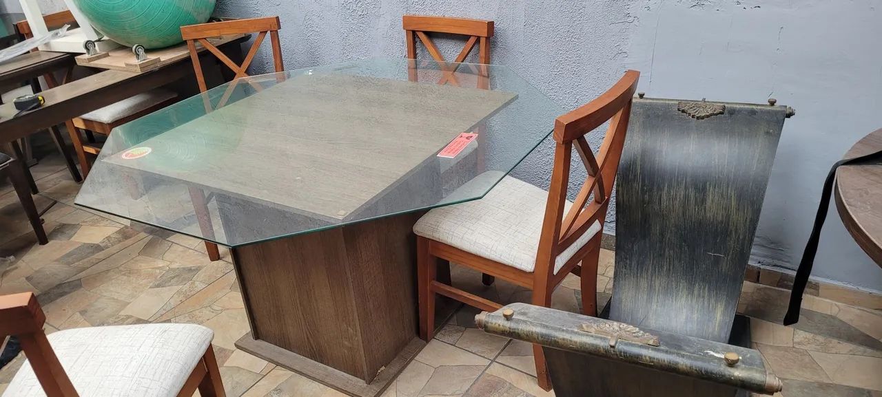 Mesa de Jantar com Tampo de Vidro e 04 cadeiras  - Foto 2