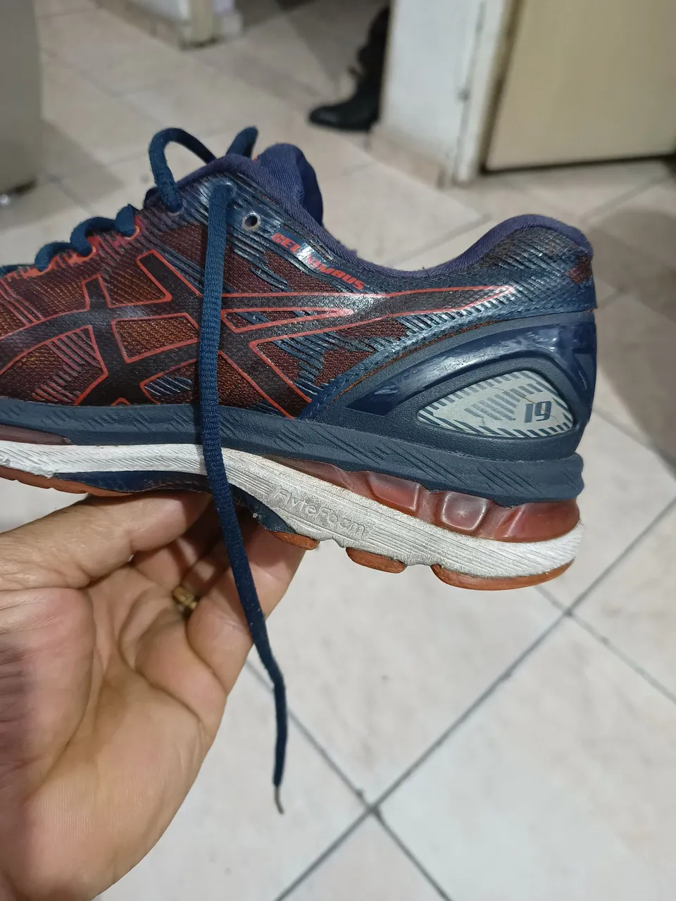 Tênis Asics Gel Nimbus 19 - Azul e Vermelho