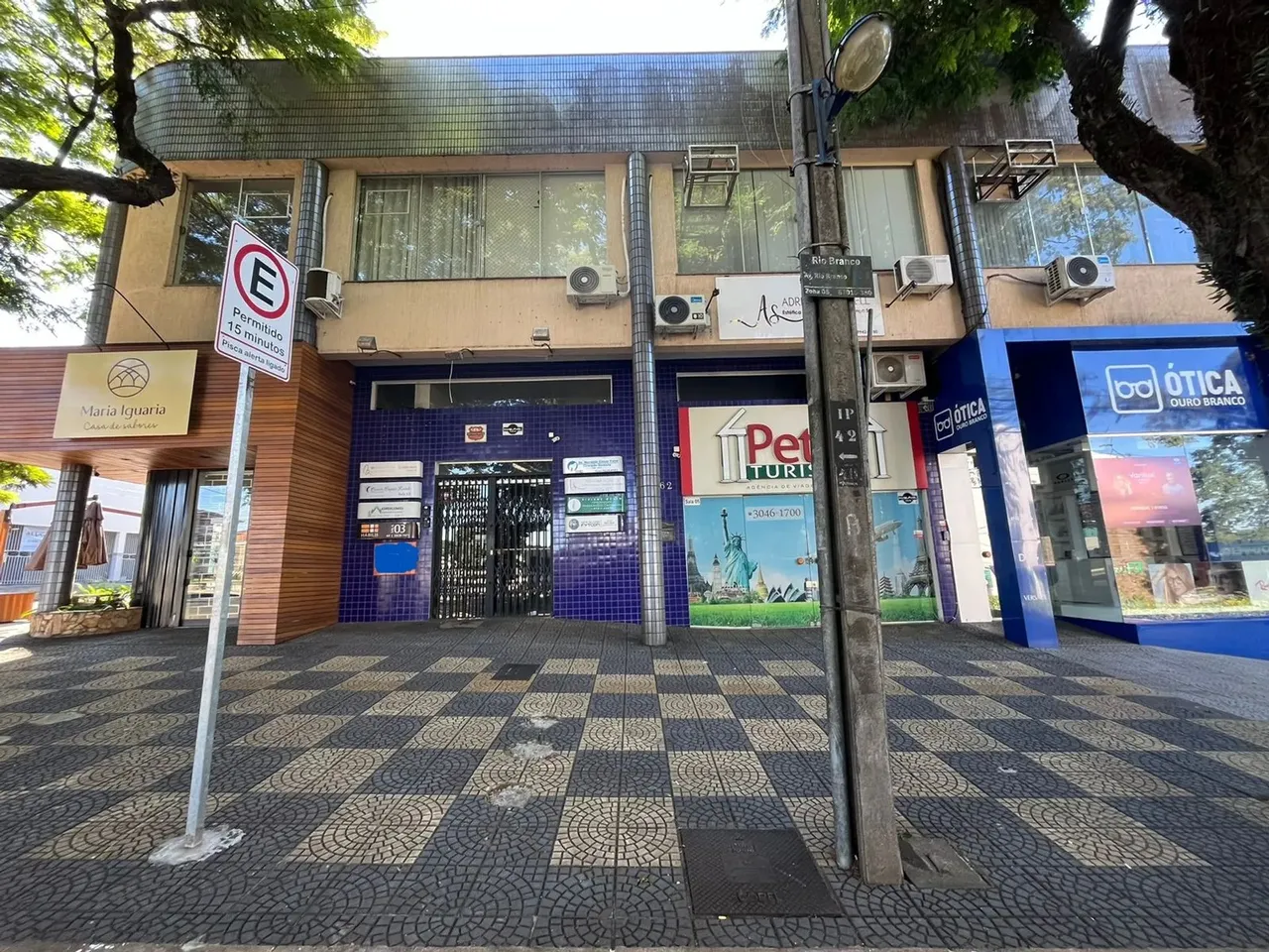 Aluga-se sala comercial com 35 m² úteis em Zona 05 - Maringá - PR