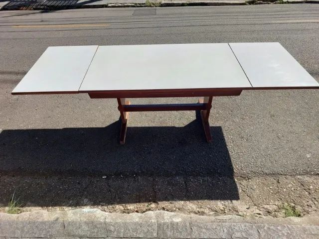 Mesa Antiga Década de 70, em madeira maciça Perobinha do campo e tampo em formica