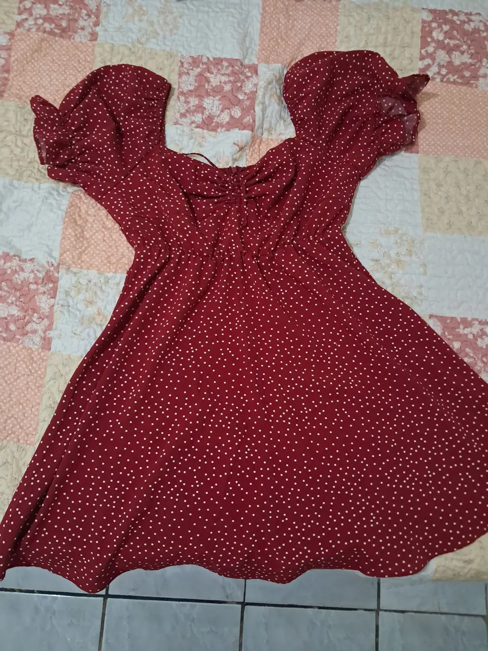 Vestido vermelho de bolinhas