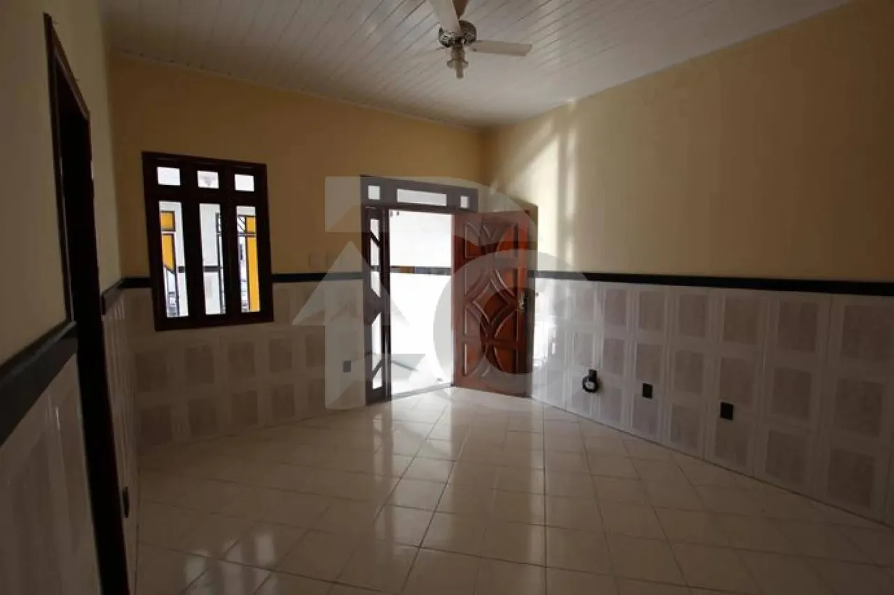 Casa Espaçosa com 7/4, 3 Salas e Excelente Espaço Interno no Orlando Dantas