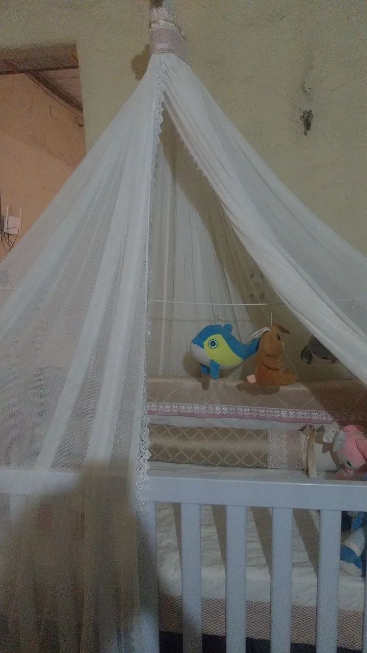 Vendo um berço completo em ótimo estado, o enchoval está completo..