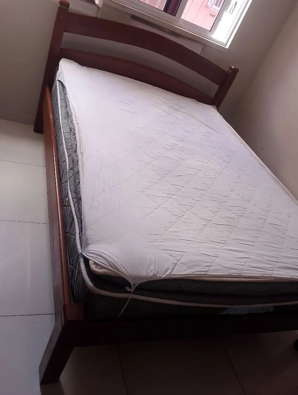 CAMA DE MADEIRA COM COLCHÃO 