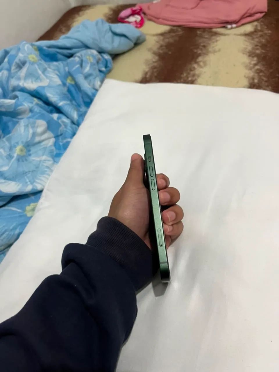 Vendo iPhone 13 novo conservado e em ótimo estado Face ID pegando tudo funcionando - Foto 2