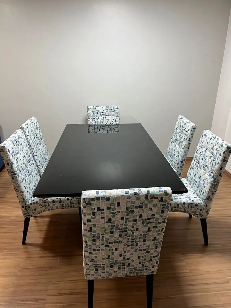 Mesa de jantar retangular, com 6 cadeira e tampo de vidro preto - Foto 3