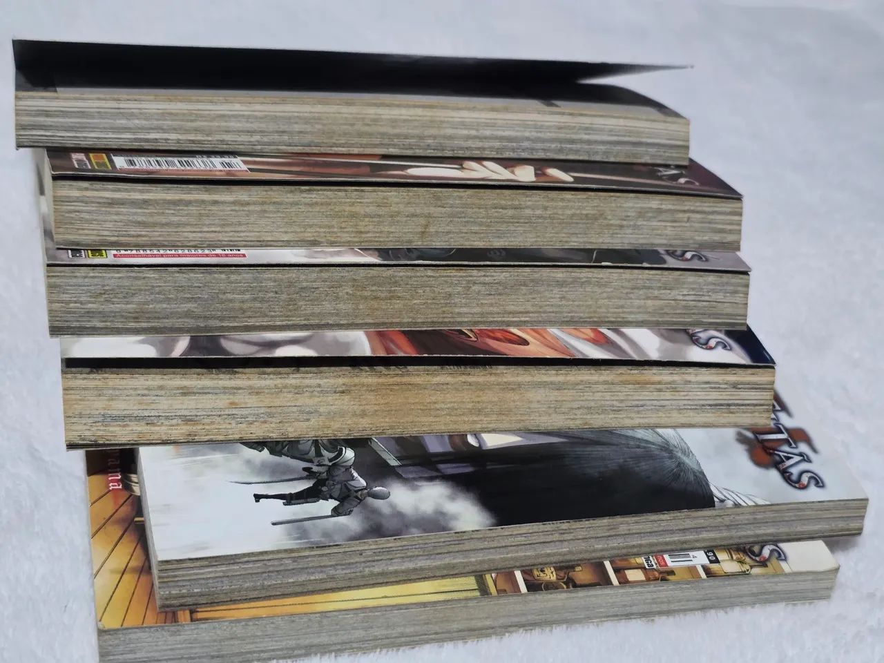 6 Mangás Attack on Titan Panini + Action figure Levi (bootleg) - Foto 4