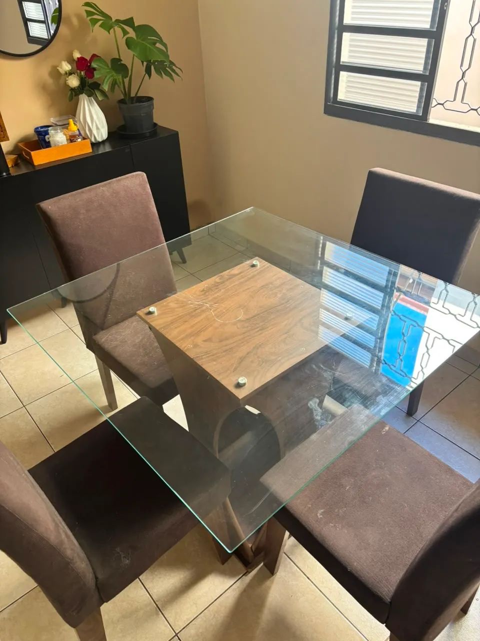 Mesa tampo de vidro com 4 cadeiras estofadas  - Foto 2