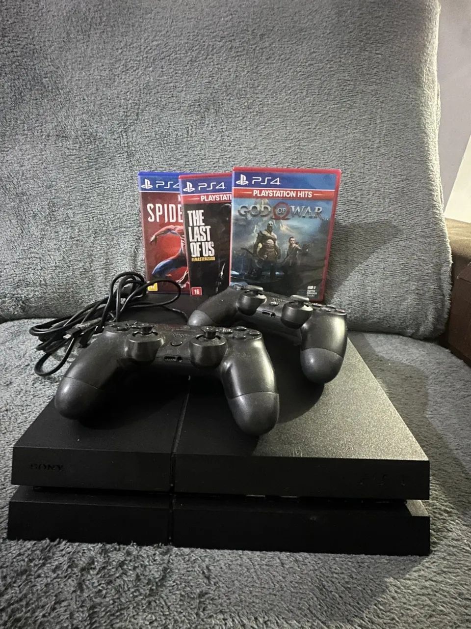 PS4 slim com 2 controles 