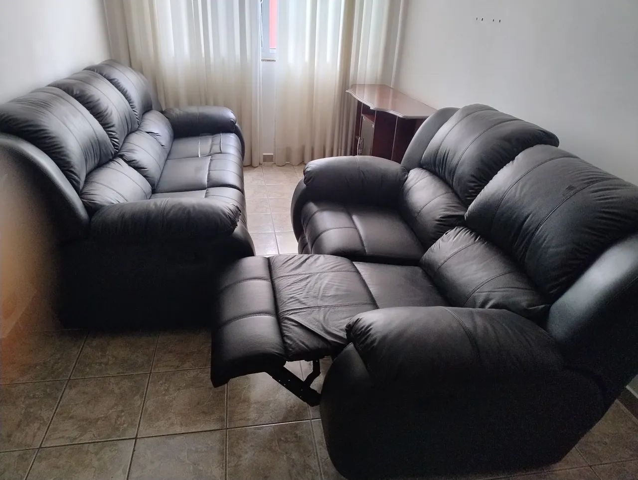 sofás 2 e 3 lugares reclináveis da Plenitude, couro legítimo preto. - Foto 3