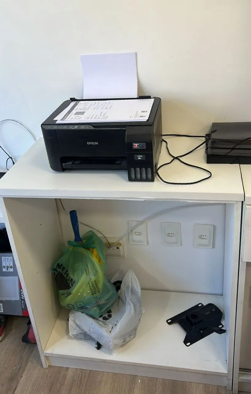 Mesa diretor em L  e outros móveis 300 reais tudo - Foto 4