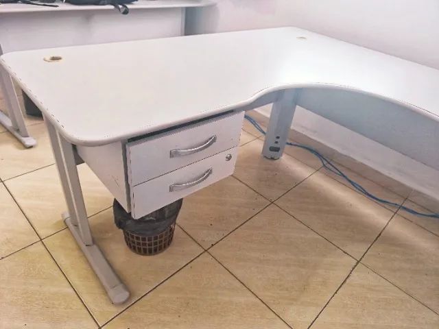 MESA DE ESCRITÓRIO EM L - BRANCA - Foto 2