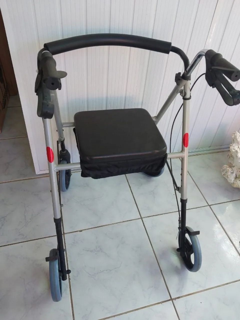 Andador semi-novo 
