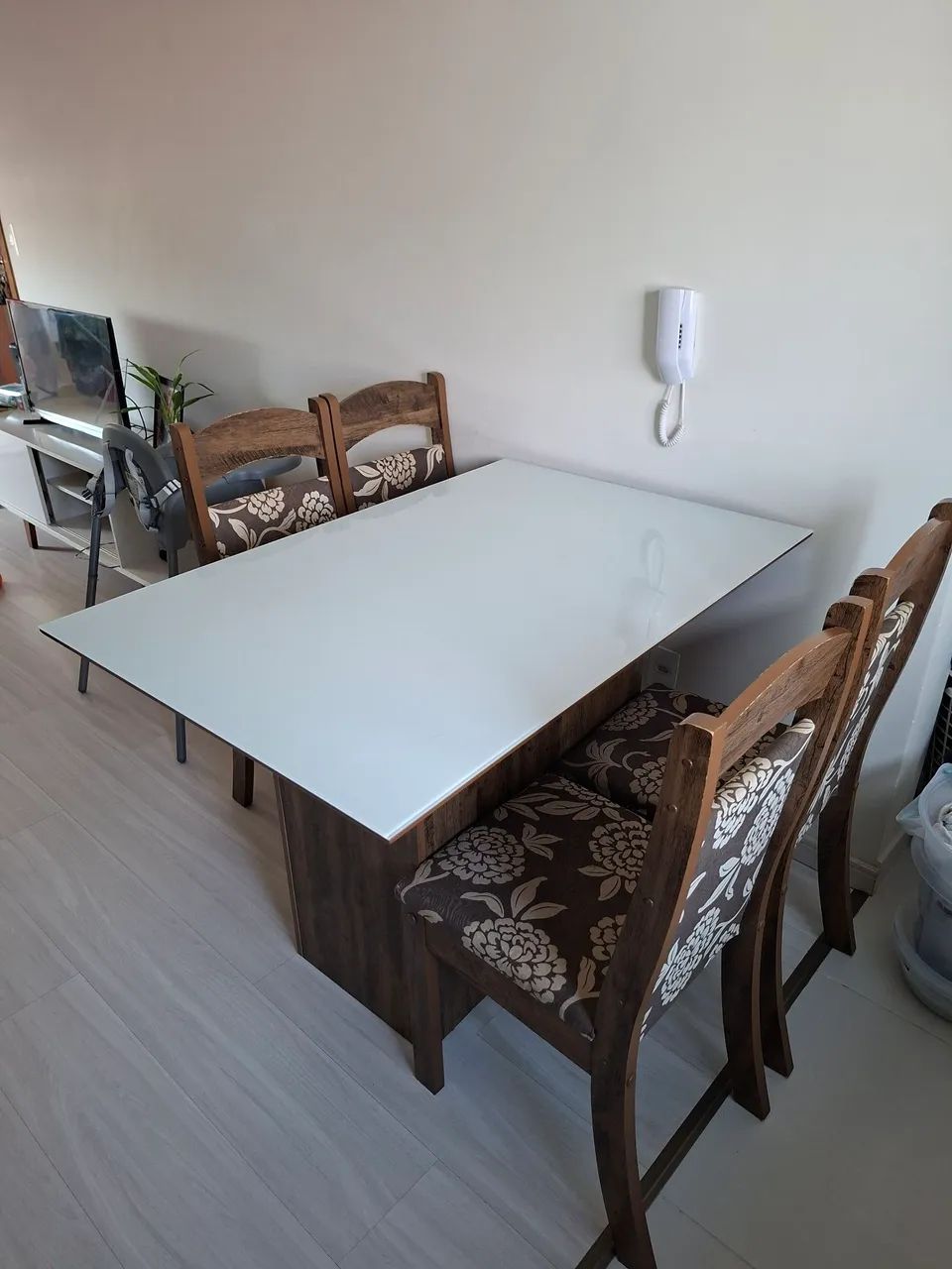 Mesa com 4 cadeiras 