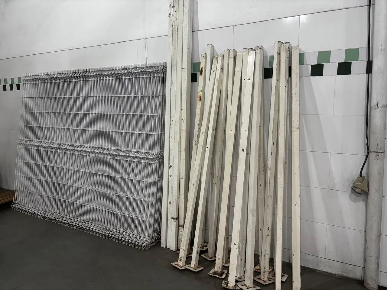 Vendo no RJ kit com 8 Gradis Metálicos Belgo e 8 postes metálicos cor branca  - Foto 3