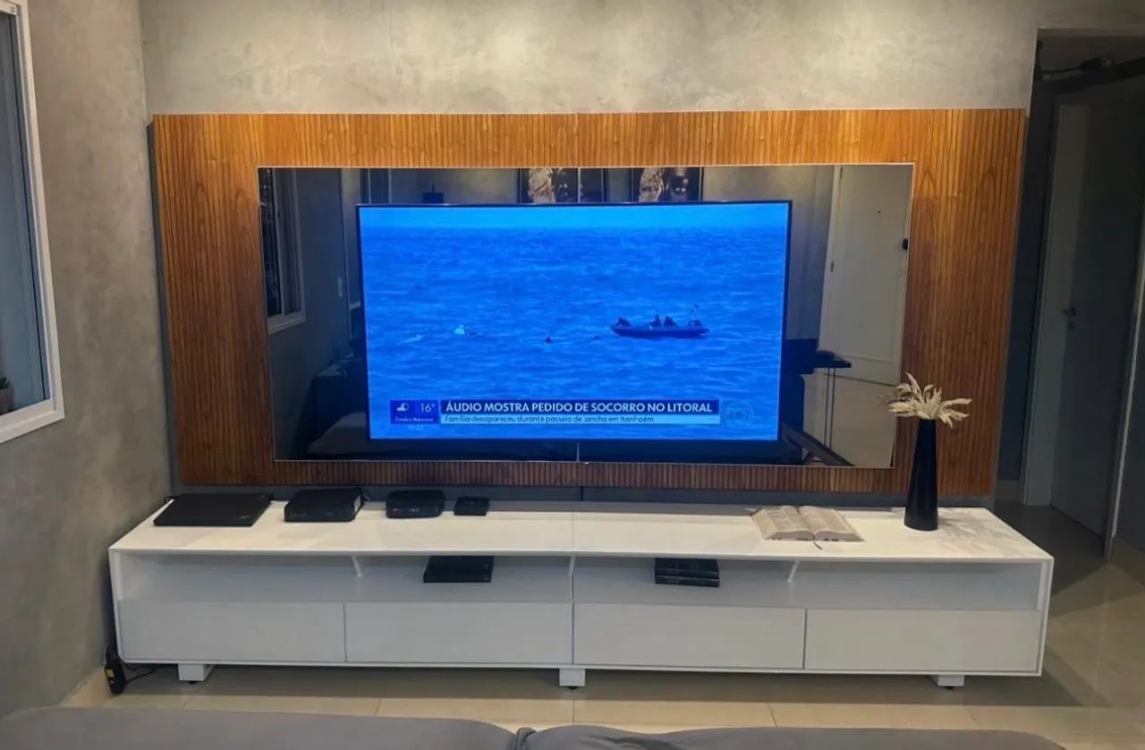 Rack branco com 4 gavetas com painel de espelho com Led 