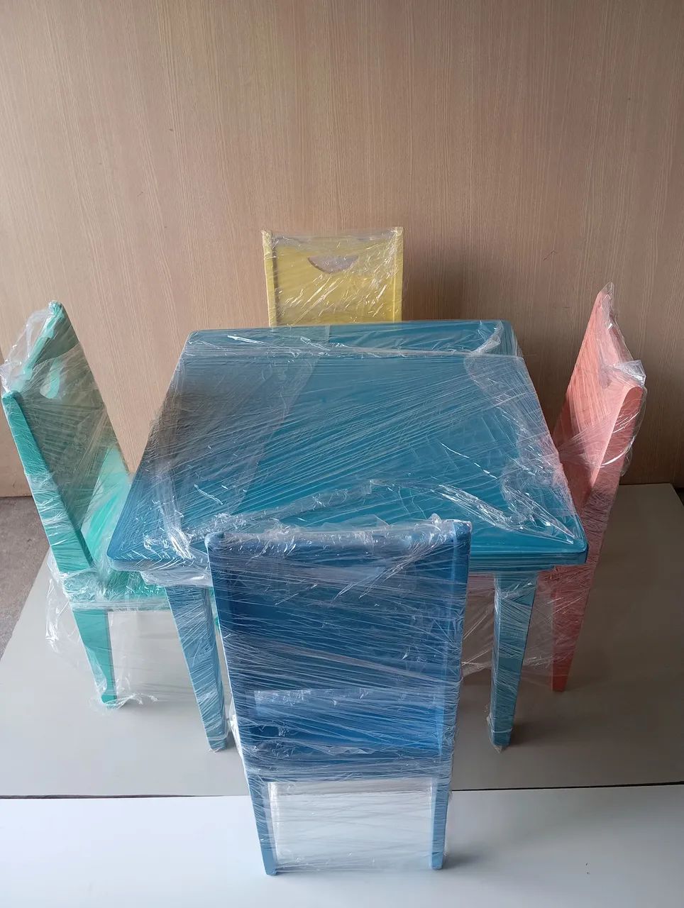 Mesa infantil com 4 cadeiras 