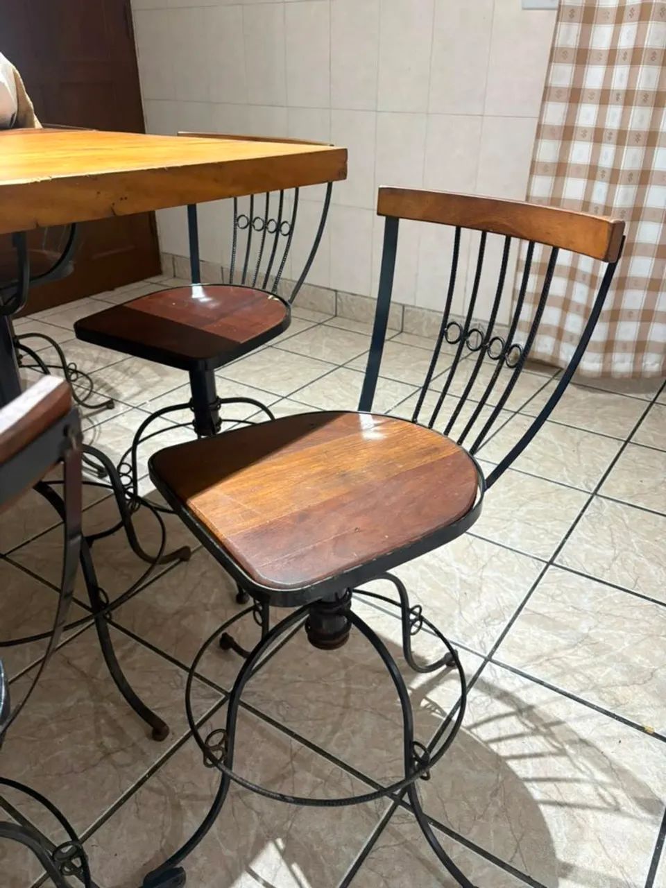 Conjunto mesa e cadeiras - Foto 2