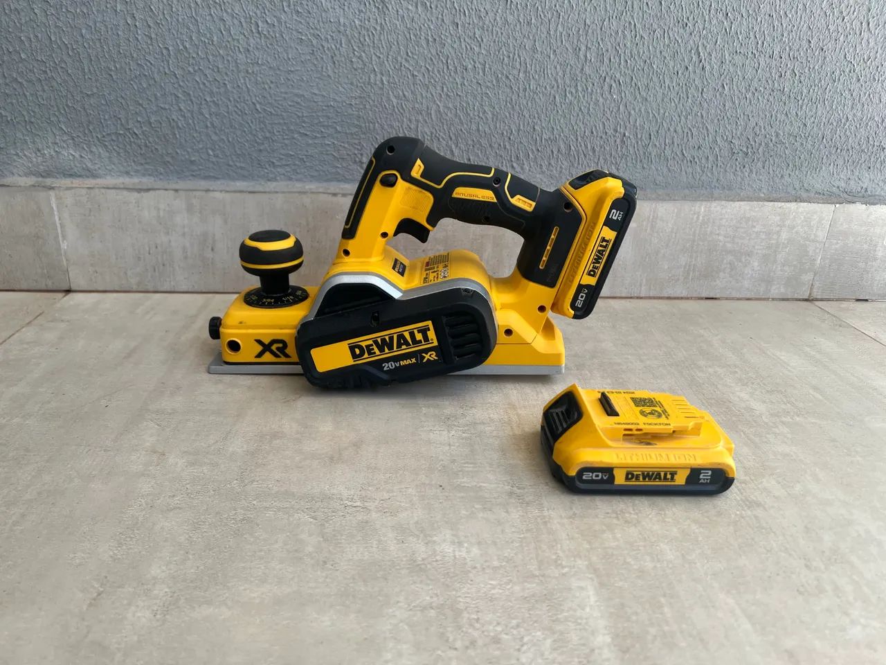 Plaina dewalt DCP 580b com 2 baterias 2ah 2000,00