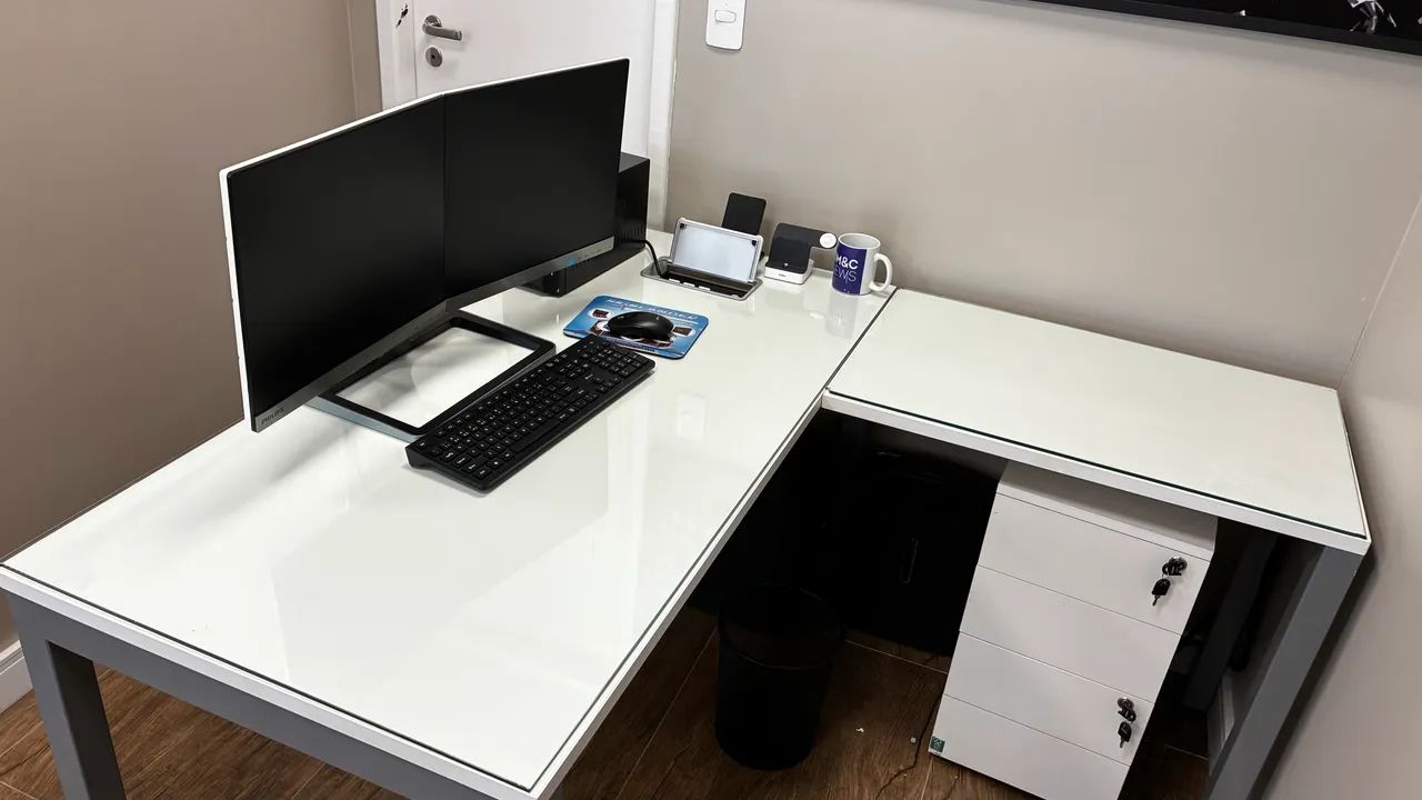 Escrivaninha em L 