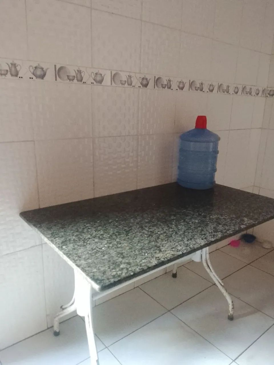 Mesa preta de mármore