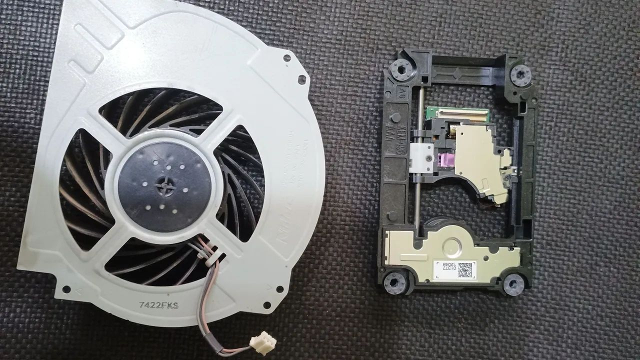 CONJUNTO LEITOR KEM-496AAA. E COOLER PS4 PRO FUNCIONANDO PERFEITAMENTE OS DOIS - Foto 2