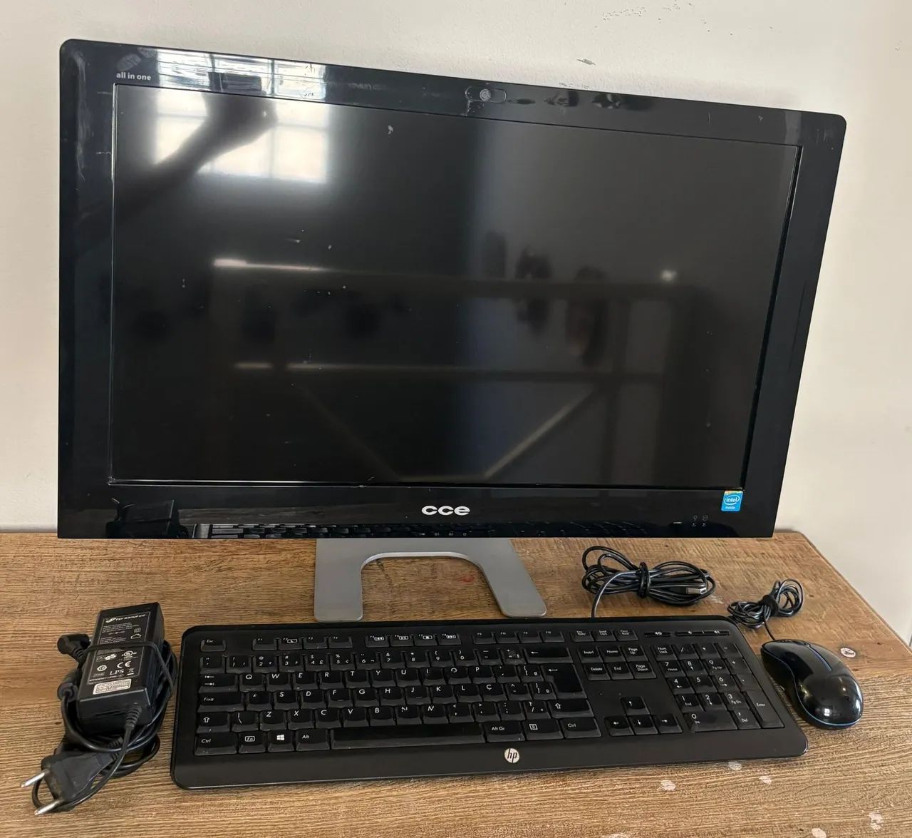 Computador com tela acoplada  CCE. 