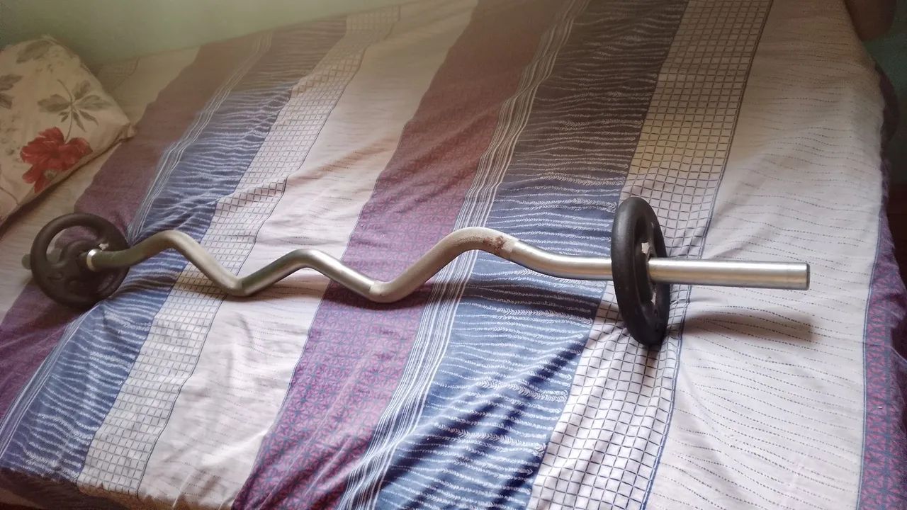 Barra de ferro e pesos para musculação 