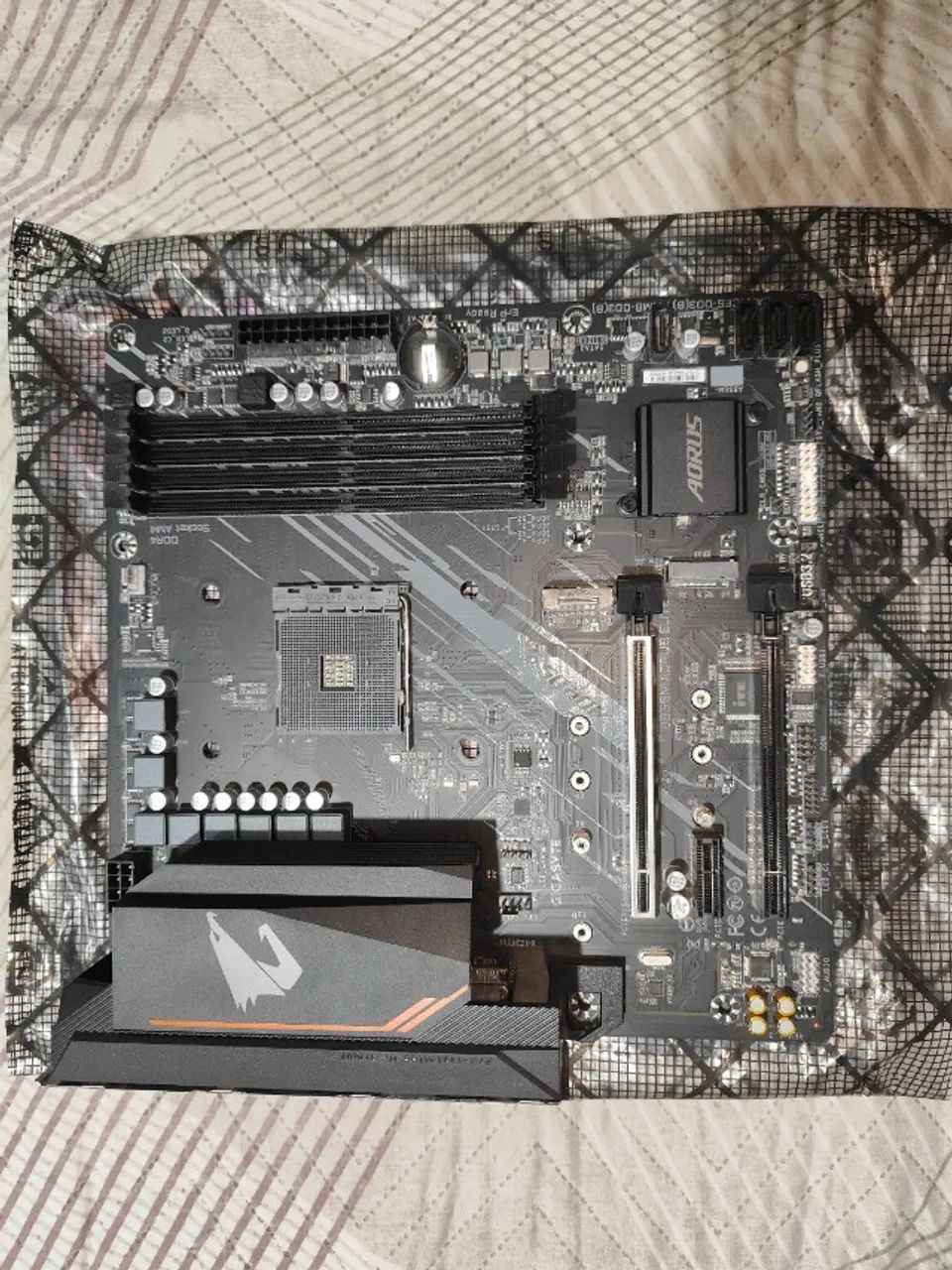 Placa-Mãe Gigabyte B550M AORUS Elite - Foto 4