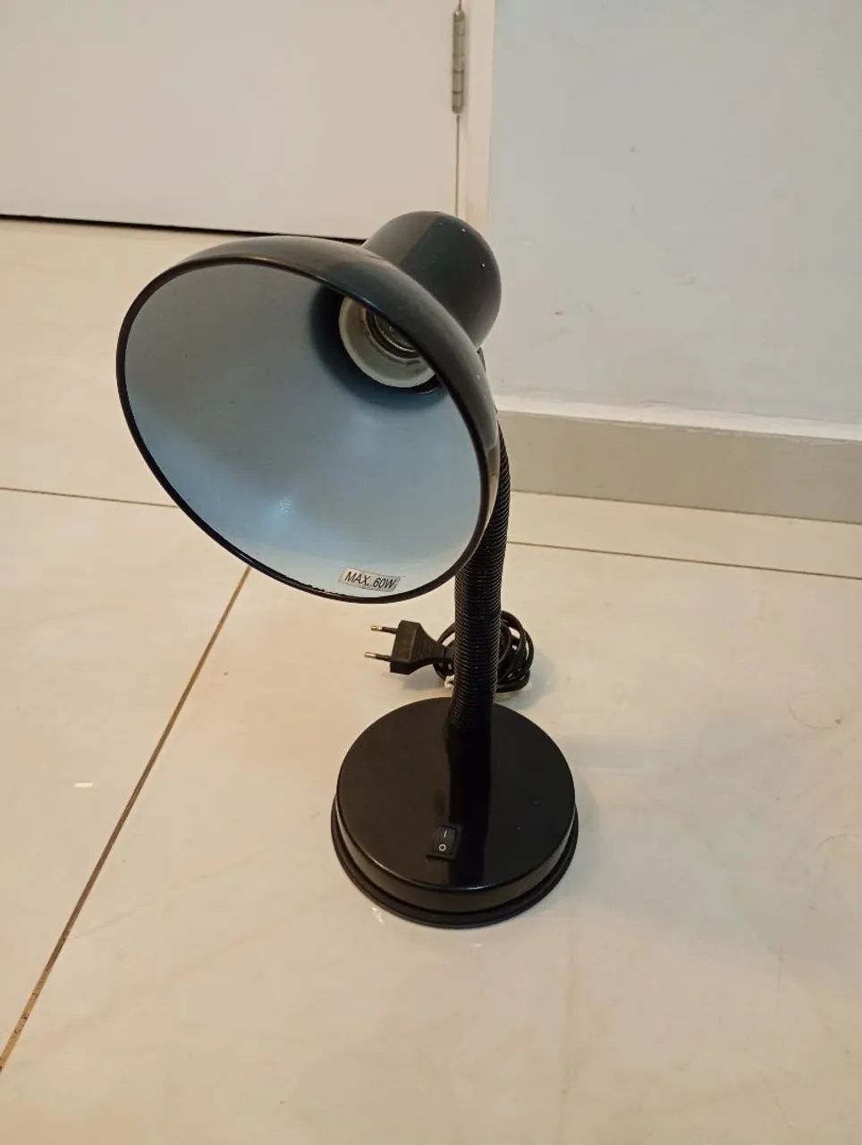 Luminária de mesa articulada