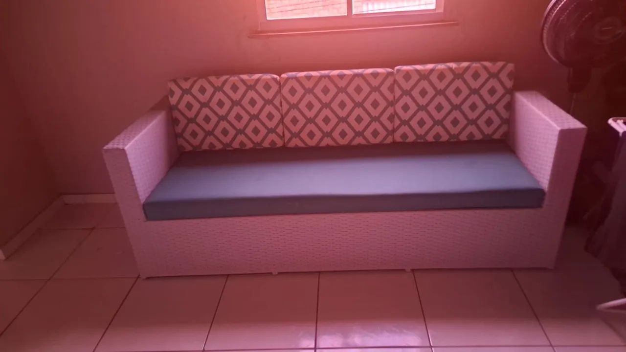 Sofá três lugares 2 poltronas e uma mesa de centro65746287654914121
