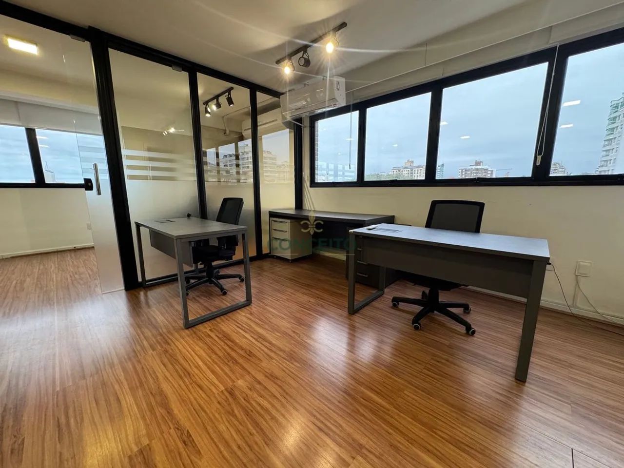 Sala Comercial Finamente Mobiliada para Venda no Coral Corporate  Coqueiros, Fpolis - Foto 4