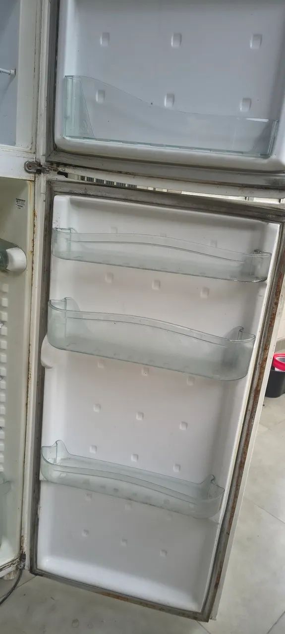 Vendo Geladeira Consul CRD36 - Foto 4