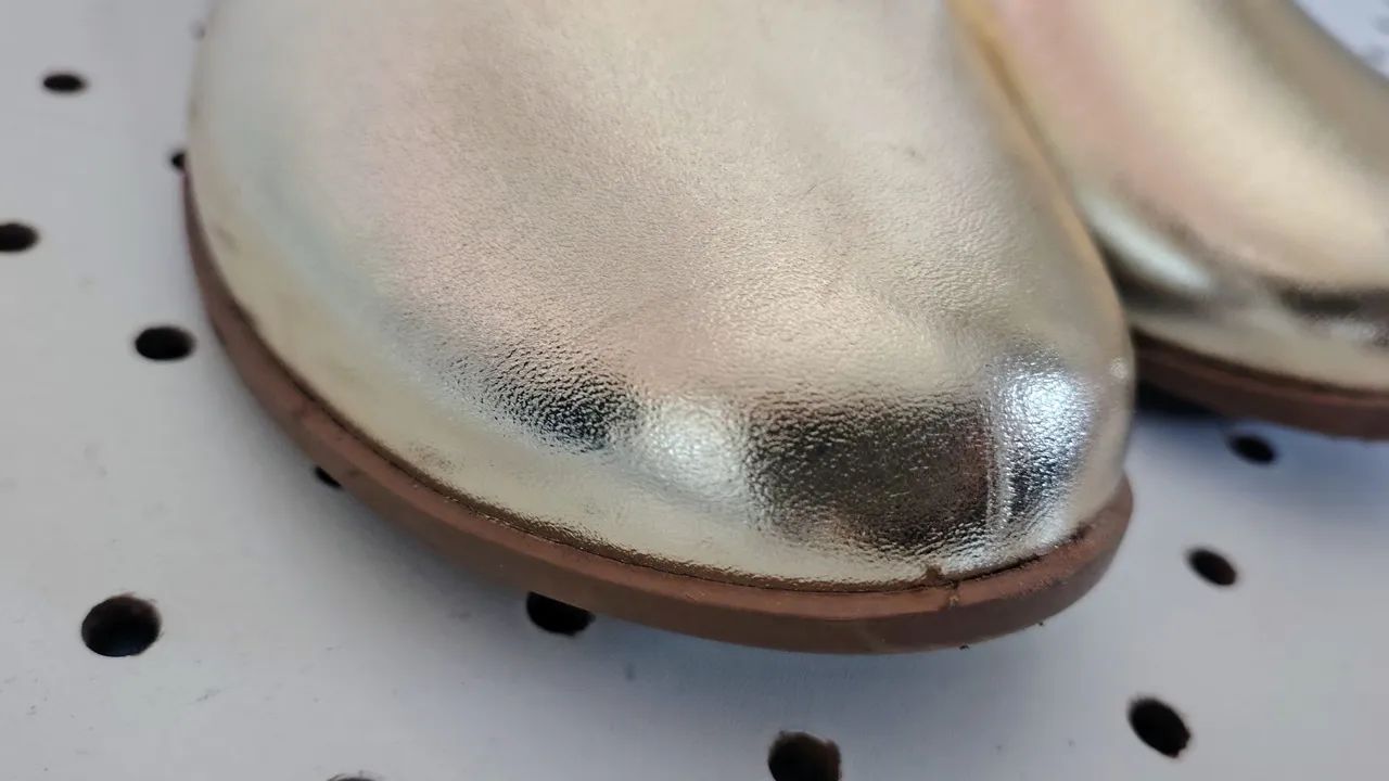 Sapatilha boneca dourada número 35 e bolsa de alta dourada pequena - Foto 5