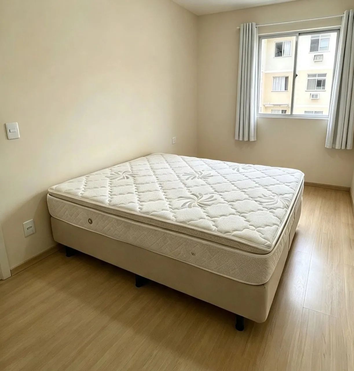 Cama box queen com colchão usada em perfeito estado.Entrego 