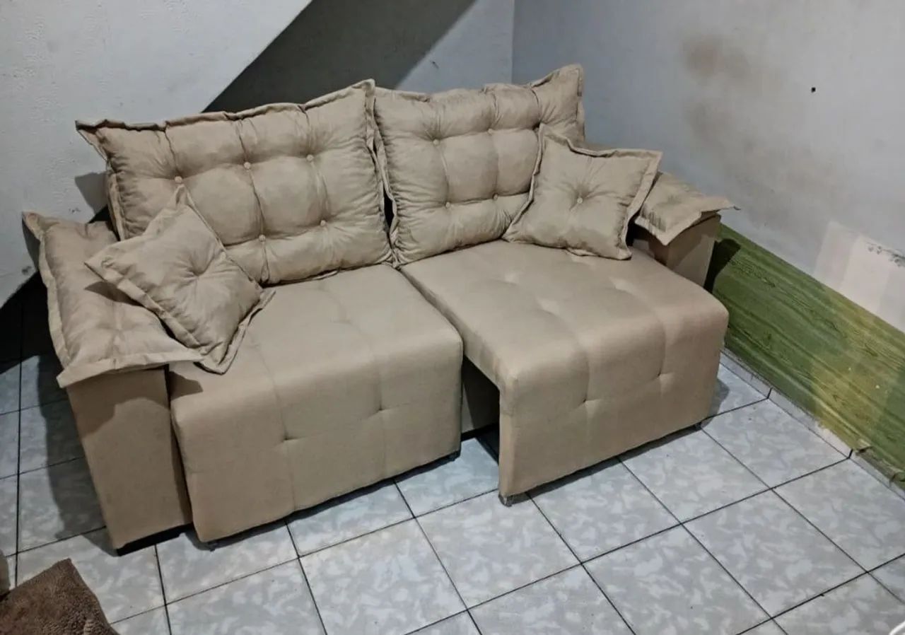 Sofá retrátil com braço estofado 