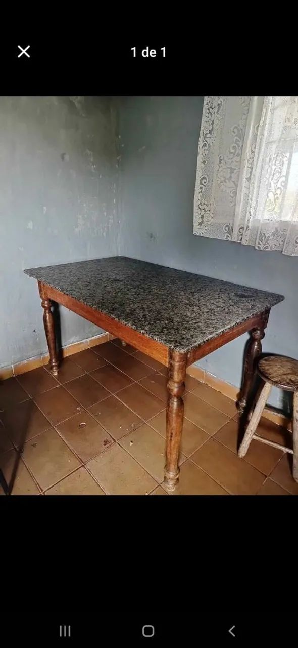Mesa tampo de mármore grosso pe de madeira 