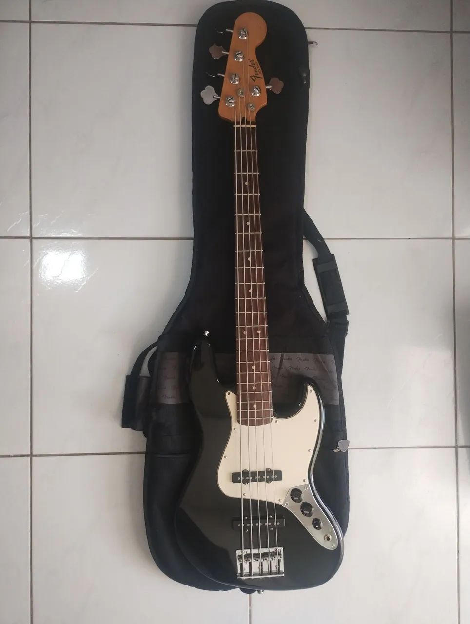 Baixo Fender Standard 5 cordas