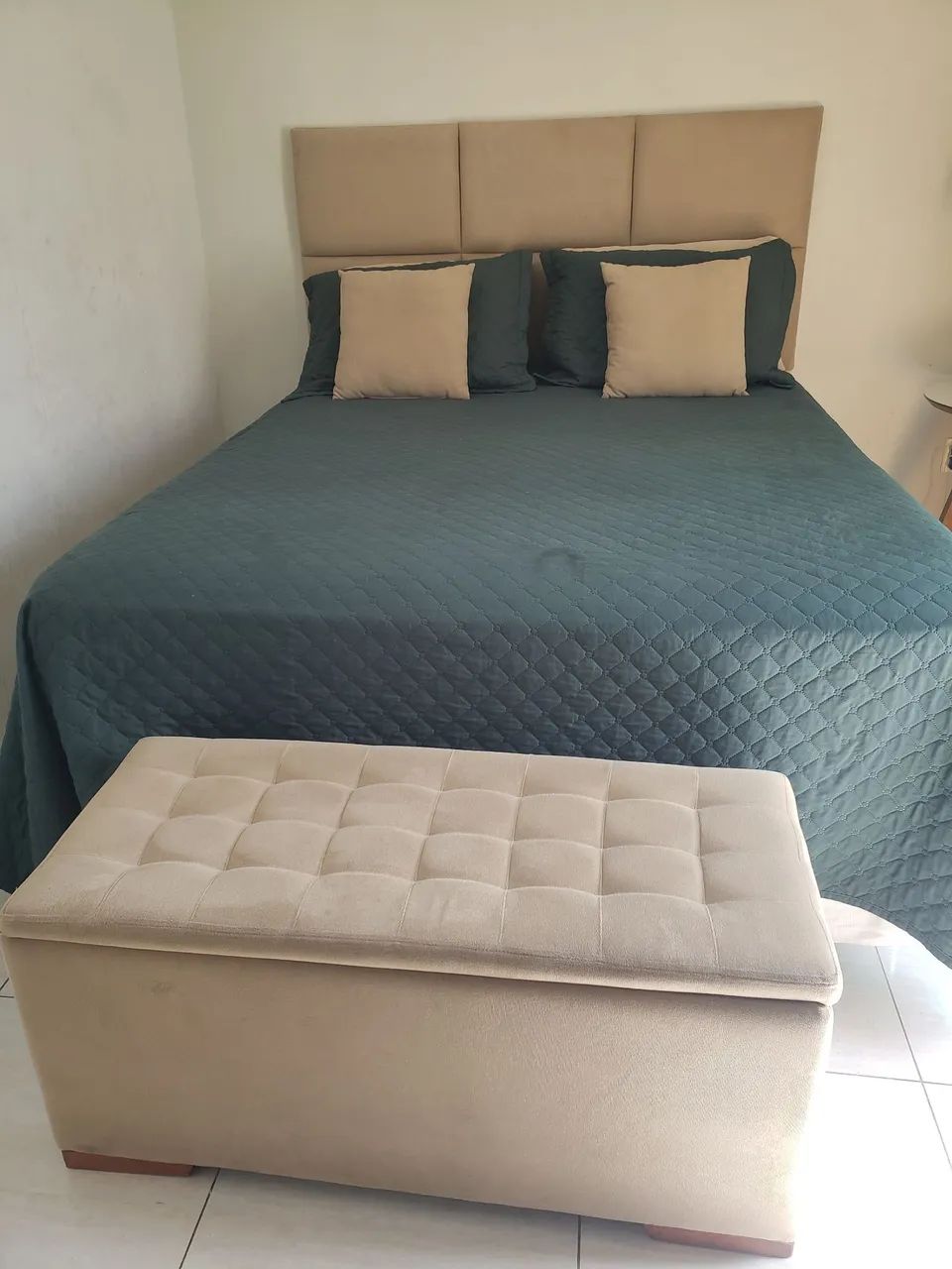 Cabeceira de cama e puff baú