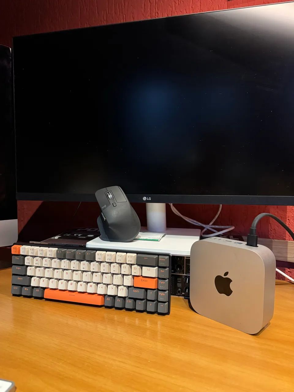 動作品Apple Mac mini Ｇ4 とキーボード マウス とモニター Mac Mini M4 + Mouse + Monitor 4K 27Pl + Teclado mecânico