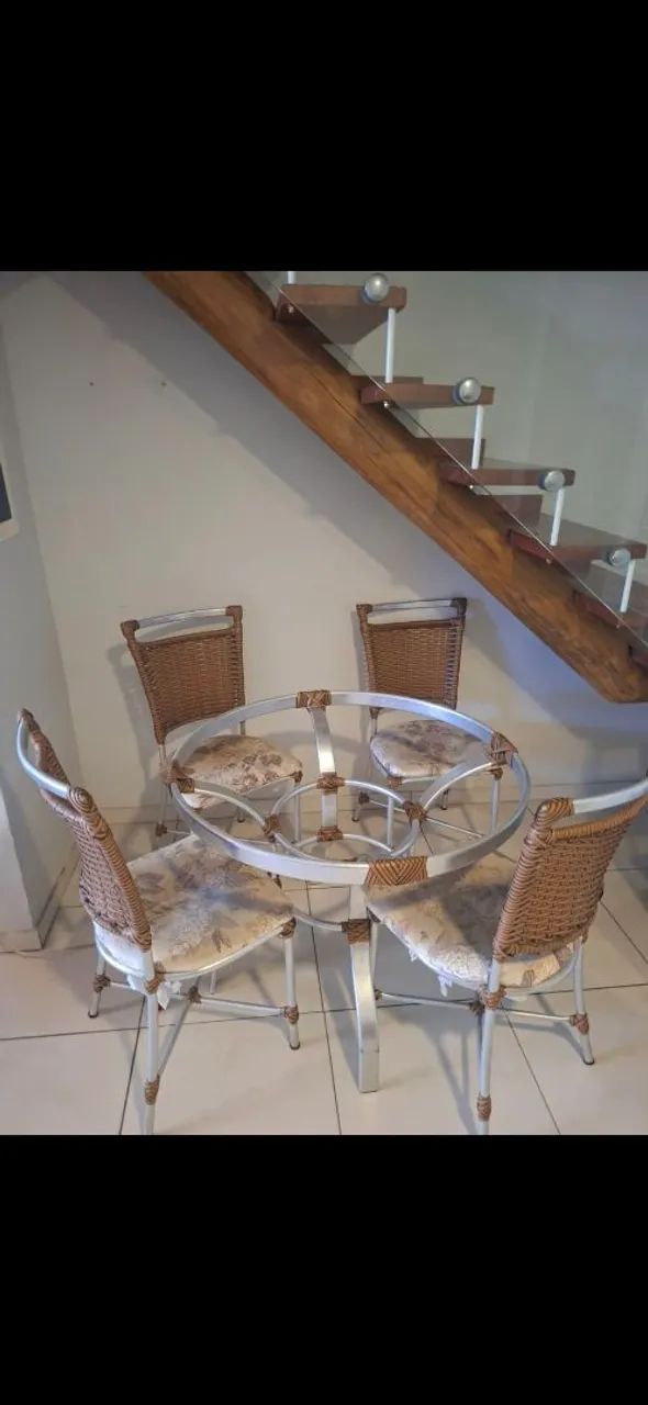 Conjunto de mesa e cadeiras