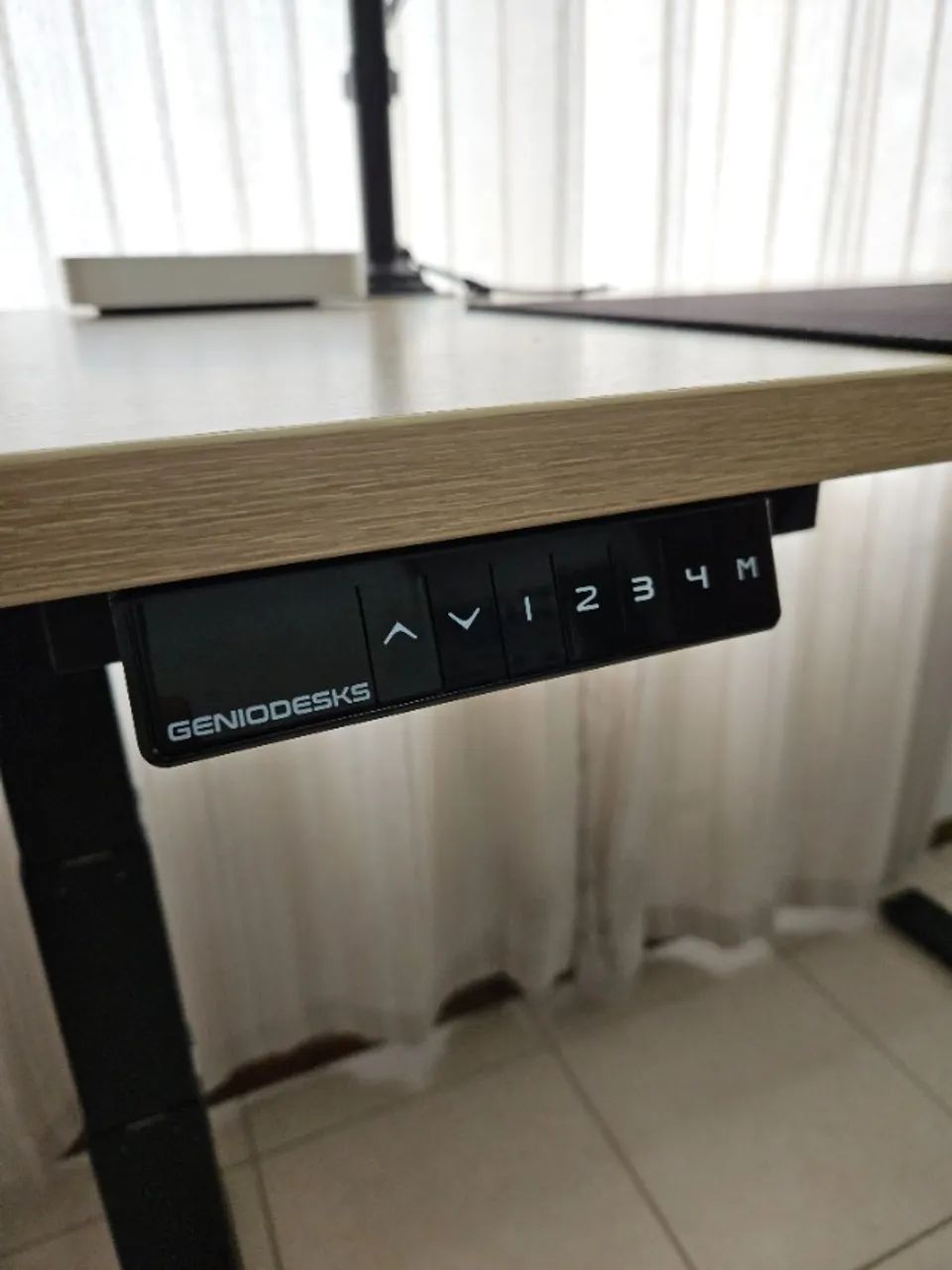 Mesa com ajuste de altura elétrico (Geniodesk Pro)