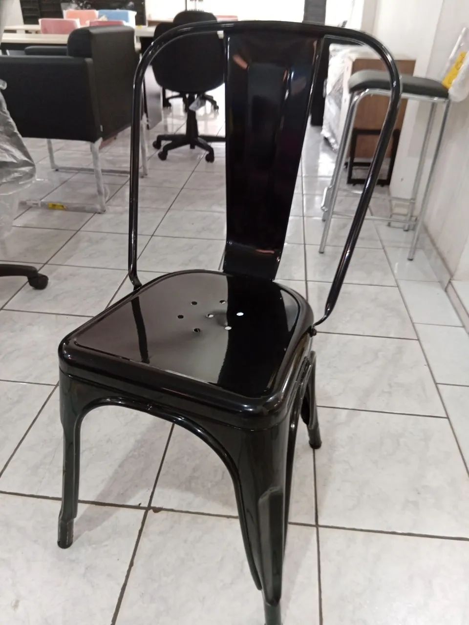 Cadeira de ferro na cor preta 