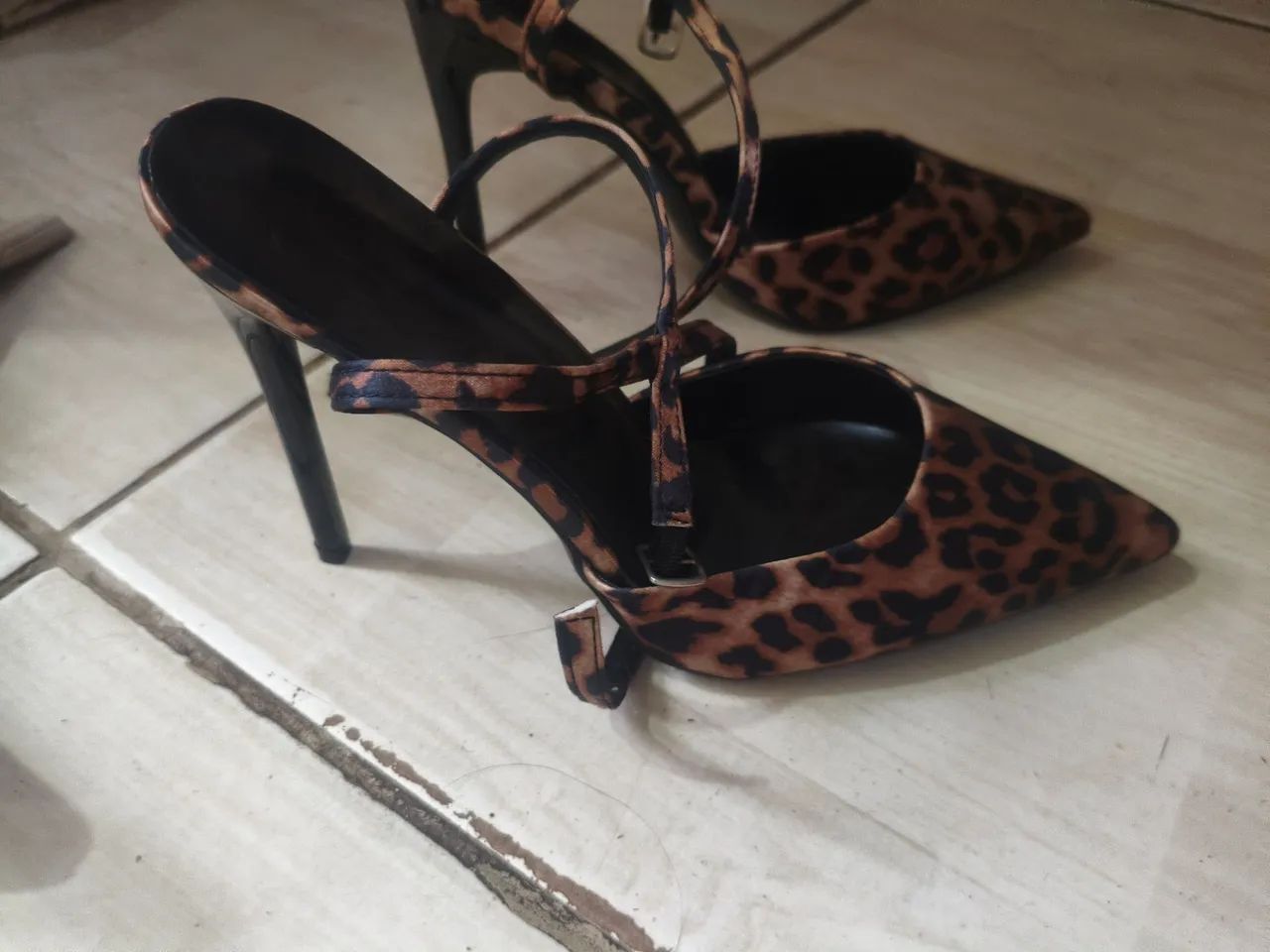 Sapatos e roupas  - Foto 4