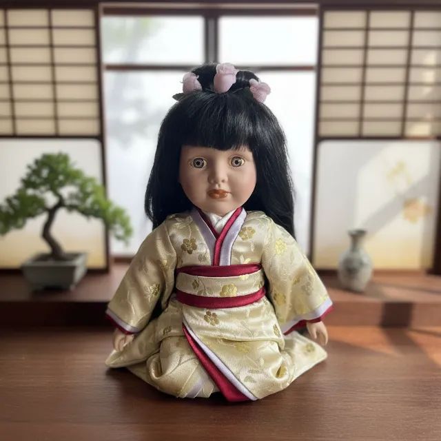 BONECA JAPONESA PORCELANA