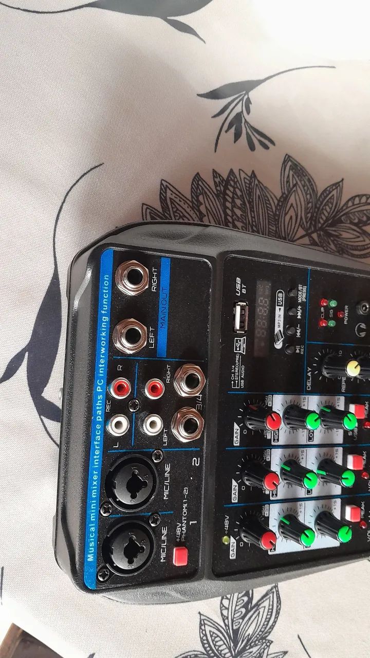 Mesa de som estéreo com dois canais e dois de saída - Foto 4