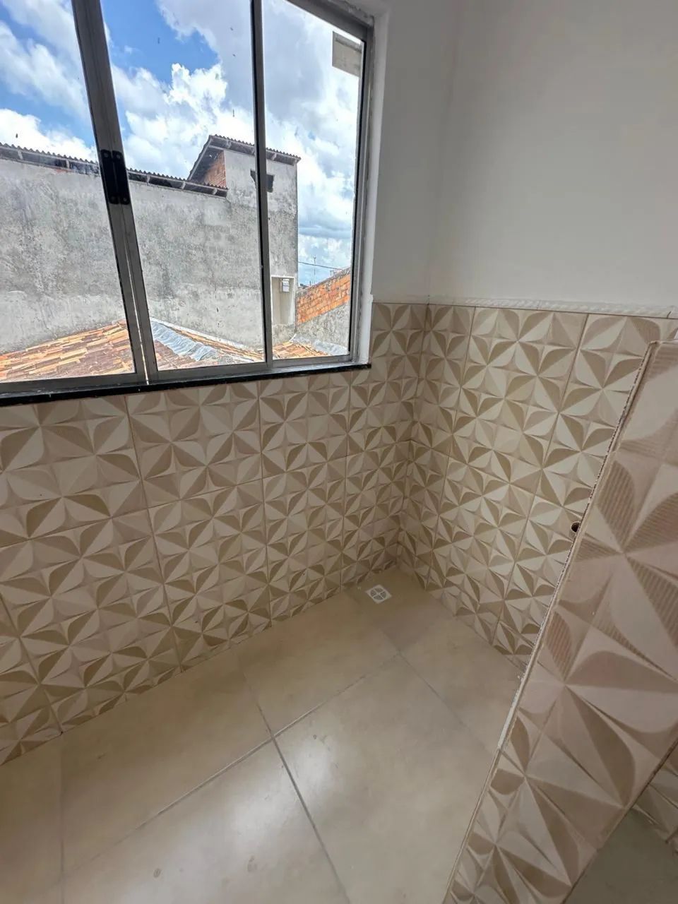 Alugo Apto de 1/4, espaçoso com sala, cozinha, área de serviço e sacada  - Foto 5