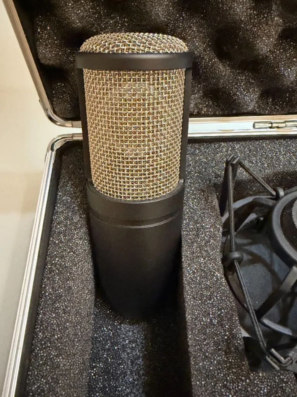 Microfone AKG P220 Condensador + Caixa e Suporte - Foto 4