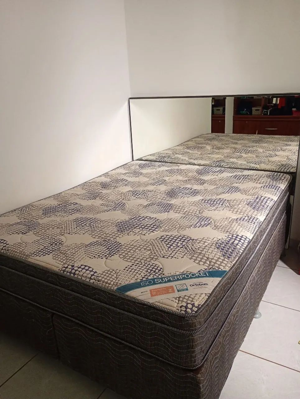 Vendo cama Queen  com cabeceira de madeira e espelho  - Foto 2