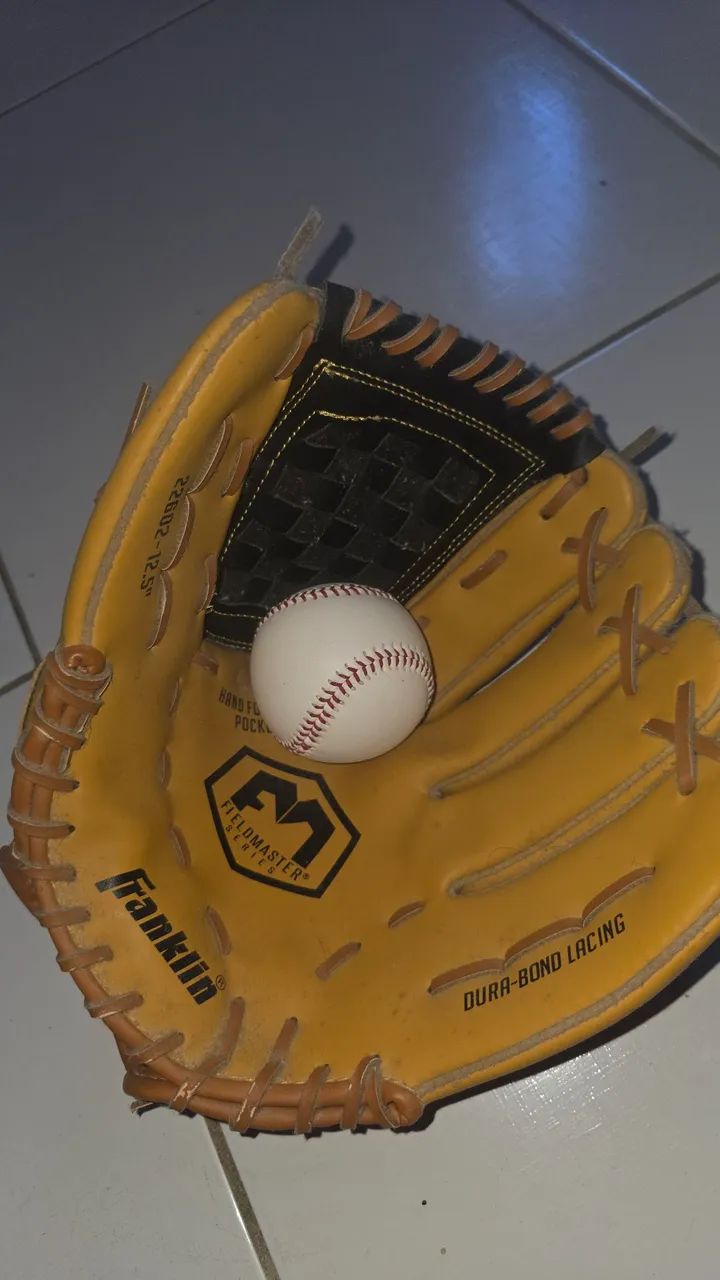 Luva e bola de beisebol - Foto 3